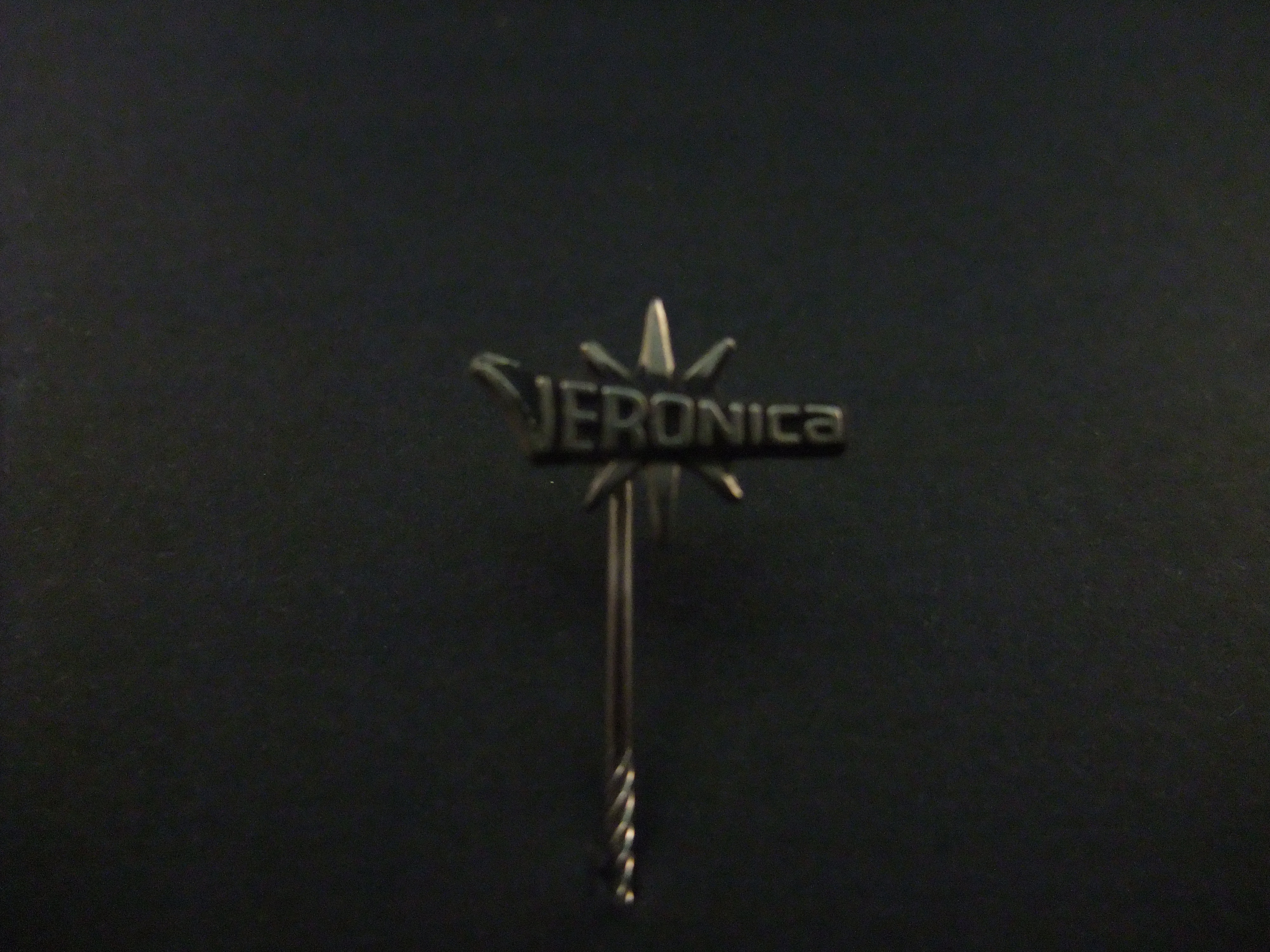 Veronica Omroep en voormalige zeezender, zilverkleurig logo